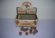 Scatola 1920-30 con tacchetti in cuoio per scarpe da calcio